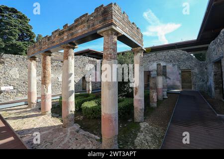 Ein Innenblick auf die Villa von Diomede im Inneren der archäologischen Ausgrabungen von Pompeji, die nach der kürzlichen Restaurierung wieder eröffnet wurden. Stockfoto