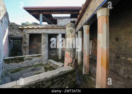 Ein Innenblick auf die Villa von Diomede im Inneren der archäologischen Ausgrabungen von Pompeji, die nach der kürzlichen Restaurierung wieder eröffnet wurden. Stockfoto