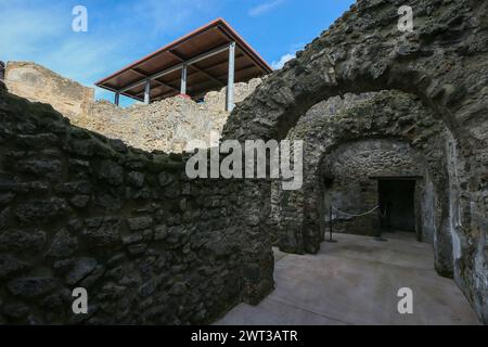 Ein Innenblick auf die Villa von Diomede im Inneren der archäologischen Ausgrabungen von Pompeji, die nach der kürzlichen Restaurierung wieder eröffnet wurden. Stockfoto