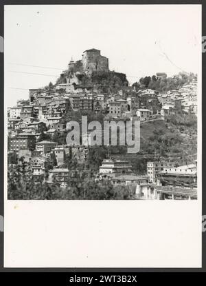 Lazio Roma Subiaco Allgemeine Ansichten. Hutzel, Max 1960-1990 Allgemeine Ansichten der Stadt, einschließlich spezifischer Ansichten von Ponte di S. Francesco, auch bekannt als Ponte Romano; Arco di Pio VI. Und (in NNPs) Ansichten von zwei nicht identifizierten Kirchen, von denen eine S. Pietro sein könnte, und einem nicht identifizierten palazzo. Allgemeine Anmerkungen: Drucke aus der Rocca Abbaziale-Sequenz. Der in Deutschland geborene Fotograf und Gelehrte Max Hutzel (1911–1988) fotografierte in Italien von den frühen 1960er Jahren bis zu seinem Tod. Das Ergebnis dieses Projekts, das Hutzel als Foto Arte Minore bezeichnet, ist eine gründliche Dokumentation der kunsthistorischen Entwicklung in Ita Stockfoto