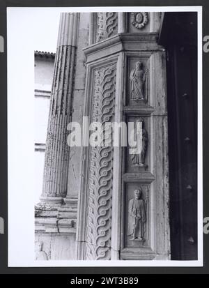 Marches Macerata Visso Santuario di Macereto7. Hutzel, Max 1960-1990 Außenaufnahmen des Tempels und anderer Gebäude im Heiligtum-Komplex. Der Tempel ist im Stil von Bramante gehalten, wurde aber von Giovanni Battista da Lugano entworfen. Es gibt viele Fotos der äußeren architektonischen Details. Innenfotos zeigen den Gewölbe und die Kuppel sowie den „Tempietto“ oder Baldacchino im klassischen Stil, der unter der Kuppel steht. Objektnotizen: Hutzel Foto Kampagnennotizen sind undatiert. Der in Deutschland geborene Fotograf und Gelehrte Max Hutzel (1911–1988) fotografierte in Italien von den frühen 1960er Jahren bis zu seinem Tod Stockfoto