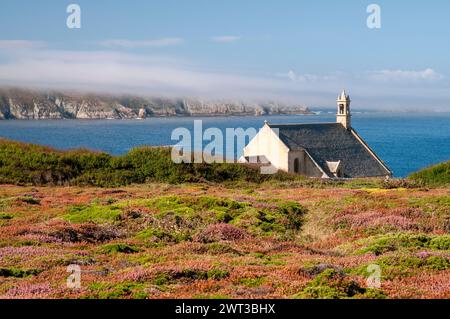 Saint-They Kapelle (15. Jahrhundert) mit Blick auf die Bucht und Trepasses Iroise, - Cleden-Cap Sizun, Pointe du Van (29), Finistère, Bretagne, Frankreich Stockfoto