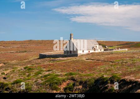 Saint-They Kapelle (15. Jahrhundert) mit Blick auf die Bucht und Trepasses Iroise, - Cleden-Cap Sizun, Pointe du Van (29), Finistère, Bretagne, Frankreich Stockfoto