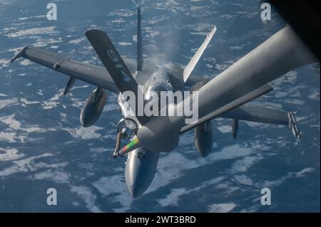 Eine F/A-18 Hornet des U.S. Marine Corps, die der Marine Fighter Attack Squadron (VMFA) 312, 2. Marine Aircraft Wing, zugeordnet ist, erhält Treibstoff Stockfoto