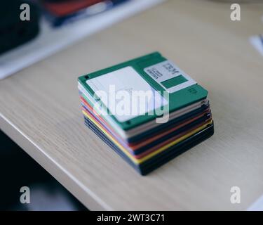 Disketten, die in den 1980er und 1990er Jahren für die Speicherung und Sicherung von Dateien auf Heim- und Business-PCs verwendet wurden Stockfoto