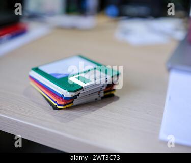 Disketten, die in den 1980er und 1990er Jahren für die Speicherung und Sicherung von Dateien auf Heim- und Business-PCs verwendet wurden Stockfoto