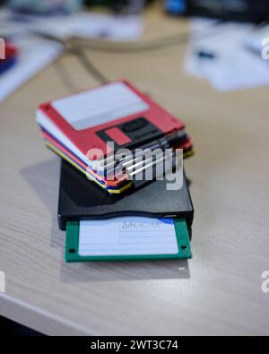 Disketten, die in den 1980er und 1990er Jahren für die Speicherung und Sicherung von Dateien auf Heim- und Business-PCs verwendet wurden Stockfoto