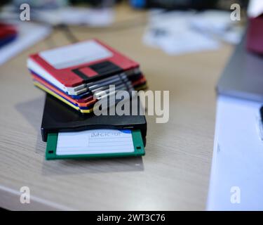 Disketten, die in den 1980er und 1990er Jahren für die Speicherung und Sicherung von Dateien auf Heim- und Business-PCs verwendet wurden Stockfoto