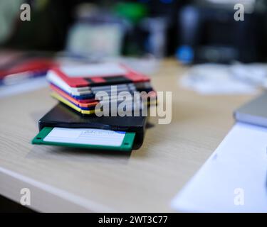 Disketten, die in den 1980er und 1990er Jahren für die Speicherung und Sicherung von Dateien auf Heim- und Business-PCs verwendet wurden Stockfoto