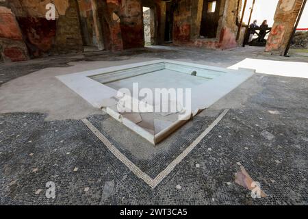 Eine Innenansicht des Hauses des Edelsteins, in den archäologischen Ausgrabungen von Herculaneum, gerade nach der Restaurierung eröffnet. Stockfoto