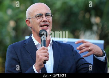 Federico D'Incà, Minister für Beziehungen zum parlament, während einer politischen Kundgebung für die Verwaltungswahlen in Neapel auf dem Dante-Platz. Stockfoto