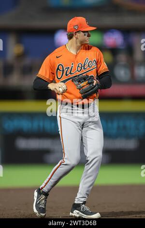 Bradenton, FL: Baltimore Orioles, dritter Baseman Coby Mayo (96), spielt und blickt auf den Läufer zunächst während eines MLB-Frühjahrstrainings gegen die zurück Stockfoto