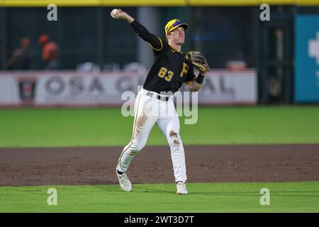 Bradenton, FL: Der dritte Baseman Jack Brannigan (83) der Pittsburgh Pirates wirft sich während eines MLB-Frühjahrstrainings gegen die Baltimo als erster für das Out Stockfoto