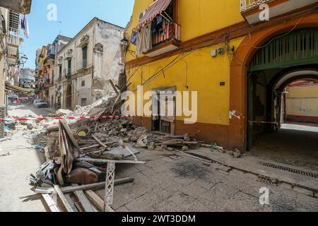 Ein Blick auf das vollständig eingestürzte Gebäude in Torre del Greco, in der Nähe von Neapel. Mehrere Menschen wurden verletzt, und es wird vermutet, dass es einige Tote gibt. Firef Stockfoto