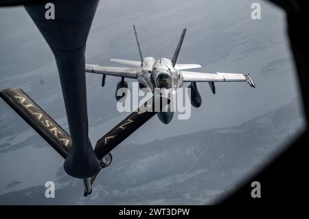 Eine F/A-18-Hornet des US Marine Corps vom 2. Marine Aircraft Wing nähert sich einem Stratotanker der US Air Force KC-135 mit dem 168. Flügel in Alaska Stockfoto