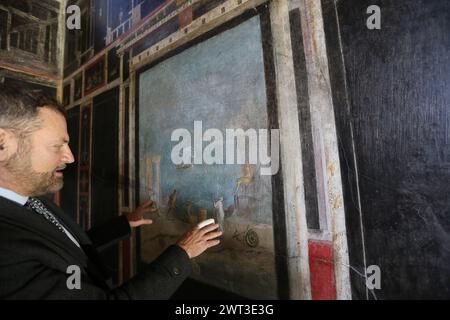 Der Superintendent Massimo Osanna illustriert eines der Fresken im restaurierten Orchard House, das sich in den archäologischen Ausgrabungen von Pompeji befindet Stockfoto