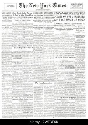 1945 berichtet die New York Times über die Schlacht von Okinawa und australische Truppen erobern Brunei Stockfoto