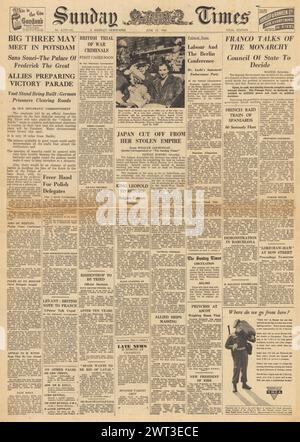 Die Titelseite der Sunday Times 1945 berichtet, dass sich die drei Großen in Potsdam treffen, die Kriegsverbrecherprozesse beginnen, Japan abgeschnitten hat und Franco von Monarchie spricht Stockfoto