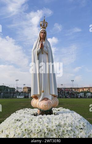 Die Statue unserer Lieben Frau von Fatima, die immer auf Wallfahrt (in letzter Zeit auch in der Ukraine) war, kam in der Stadt Aversa an. Die Statue wurde mit Hilfe von o geschaffen Stockfoto