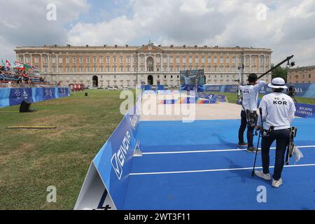 Kim Jongho und so Chaewon, aus Korea, während sie im Compound Team Bogenschießwettbewerb für die Universiade 2019 vor dem Königspalast o schießen Stockfoto