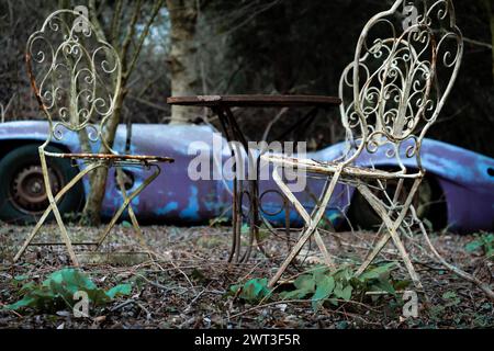 Rustikaler Eisentisch und -Stuhl Gartenmöbel in Hüttengarten mit Metallkrügen im Stil des Nahen Ostens Stockfoto