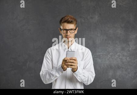 Porträt eines unzufriedenen Mannes, der sich über das langsame Internet ärgert oder eine Spam-Nachricht erhalten hat. Stockfoto