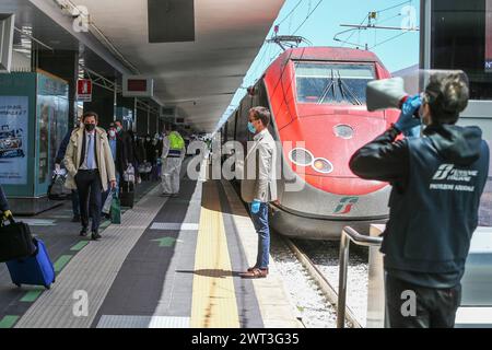 Maskierte Menschen am Bahnhof von Neapel, die aus Mailand kamen und nach der Lockerung der restriktiven Maßnahmen der italienischen Regierung umzogen Stockfoto