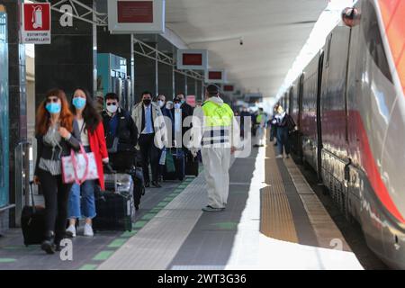 Maskierte Menschen am Bahnhof von Neapel, die aus Mailand kamen und nach der Lockerung der restriktiven Maßnahmen der italienischen Regierung umzogen Stockfoto