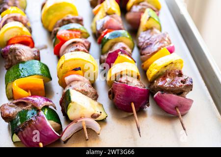 Grillspezialitäten - Rindfleisch und Gemüse, das auf dem Spieß brutzelt Stockfoto