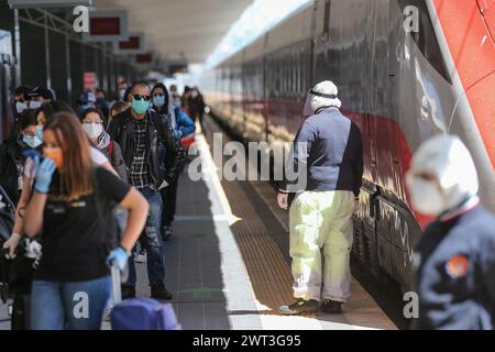 Maskierte Menschen am Bahnhof von Neapel, die aus Mailand kamen und nach der Lockerung der restriktiven Maßnahmen der italienischen Regierung umzogen Stockfoto