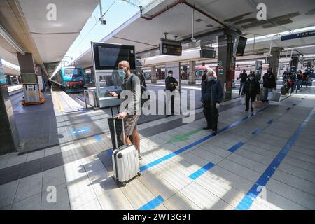 Maskierte Menschen am Bahnhof von Neapel, die aus Mailand kamen und nach der Lockerung der restriktiven Maßnahmen der italienischen Regierung umzogen Stockfoto