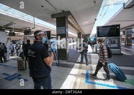 Maskierte Menschen am Bahnhof von Neapel, die aus Mailand kamen und nach der Lockerung der restriktiven Maßnahmen der italienischen Regierung umzogen Stockfoto