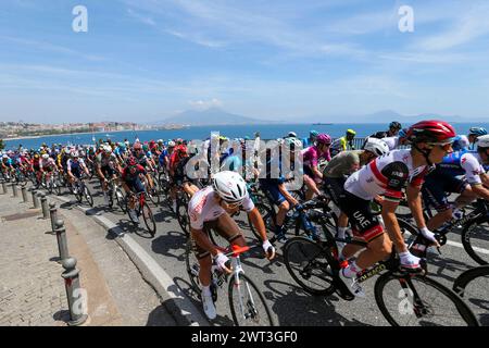 Ein allgemeiner Überblick über die Gruppe der Radfahrer, mit Davide Formolo (Team der Vereinigten Arabischen Emirate) und Andrea Vendrame (Team AG2R Citroen) während der achten Etappe der Th Stockfoto