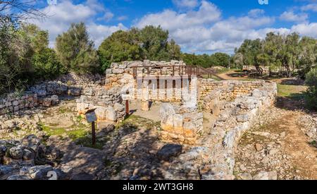 Talaiot und die Doppelhaushälften aus der talaiotischen Ära (Eisenzeit). Hospitalet Vell archäologische Stätte, Mallorca, Balearen, Spanien Stockfoto