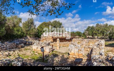 Talaiot und die Doppelhaushälften aus der talaiotischen Ära (Eisenzeit). Hospitalet Vell archäologische Stätte, Mallorca, Balearen, Spanien Stockfoto