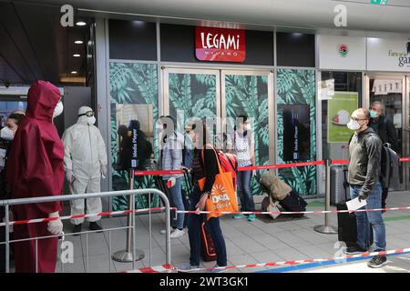 Maskierte Menschen am Bahnhof von Neapel, die aus Mailand kamen und nach der Lockerung der restriktiven Maßnahmen der italienischen Regierung umzogen Stockfoto