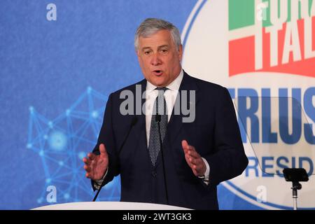 Der Vizepräsident der politischen Partei 'Forza Italia', Antonio Tajani, während einer politischen Versammlung in Neapel. Stockfoto