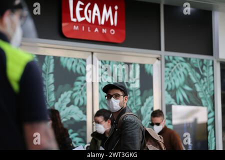 Maskierte Menschen am Bahnhof von Neapel, die aus Mailand kamen und nach der Lockerung der restriktiven Maßnahmen der italienischen Regierung umzogen Stockfoto