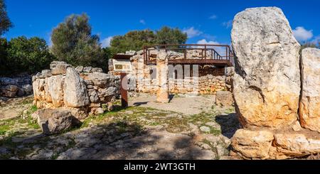 Talaiot und die Doppelhaushälften aus der talaiotischen Ära (Eisenzeit). Hospitalet Vell archäologische Stätte, Mallorca, Balearen, Spanien Stockfoto