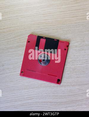 Disketten, die in den 1980er und 1990er Jahren für die Speicherung und Sicherung von Dateien auf Heim- und Business-PCs verwendet wurden Stockfoto