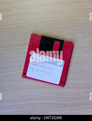 Disketten, die in den 1980er und 1990er Jahren für die Speicherung und Sicherung von Dateien auf Heim- und Business-PCs verwendet wurden Stockfoto