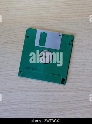 Disketten, die in den 1980er und 1990er Jahren für die Speicherung und Sicherung von Dateien auf Heim- und Business-PCs verwendet wurden Stockfoto