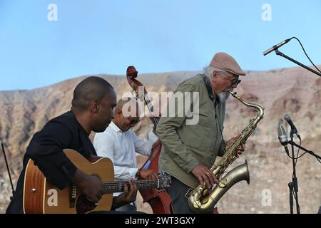 Der Jazz-Saxophonist Charles Lloyd mit dem Bassisten Reuben Rogers und dem Gitarristen Marvin Sewell beim Konzert auf dem Krater des Vesuv-Vulkans, Stockfoto