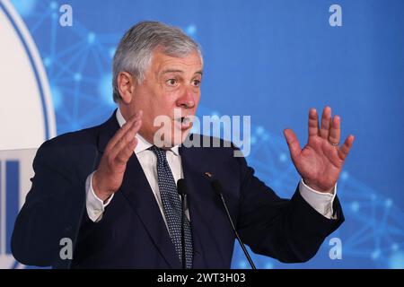 Der Vizepräsident der politischen Partei 'Forza Italia', Antonio Tajani, während einer politischen Versammlung in Neapel. Stockfoto