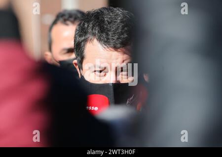 Der Führer der Liga, Matteo Salvini, mit einer Maske, um sich vor dem COVID-19-Coronavirus zu schützen, vor dem Gericht von Neapel nach Th Stockfoto