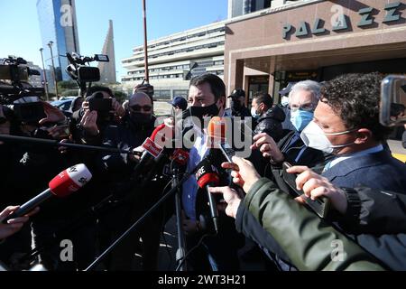 Der Führer der Liga-Partei, Matteo Salvini, mit einer Maske zum Schutz vor dem COVID-19-Coronavirus vor dem Gericht von Neapel, spricht darüber Stockfoto