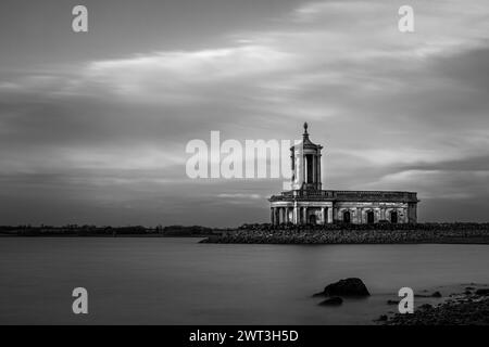 Normanton Church Rutland Water at Sunset - der ideale Ort für Hochzeitsfotos und Zeremonien - mit sonnendurchfluteten Wolken und Himmel und glattem Wasser Stockfoto