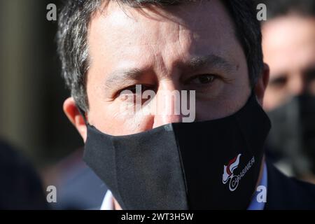 Der Führer der Liga, Matteo Salvini, mit einer Maske, um sich vor dem COVID-19-Coronavirus zu schützen, vor dem Gericht von Neapel nach Th Stockfoto