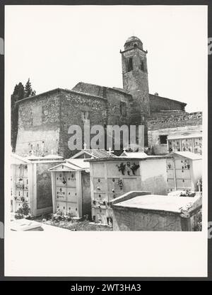 Lazio Roma Vicovaro S. Maria delle Grazie. Hutzel, Max 1960-1990 postmittelalterliche Architektur, Skulptur, Malerei. Die Kirche, die sich in der Nähe des Friedhofs befindet, ist in einem Zustand des Verfalls. Im Inneren ist ein Fragment eines Freskos der Kreuzigung erhalten, sowie Stuckverzierungen über dem Hauptaltar und einige Heiligengemälde entlang der Wände. Eigentümer: S. Maria delle Grazie Objekt Notizen: Kirche nicht gefunden in TCI. Der in Deutschland geborene Fotograf und Gelehrte Max Hutzel (1911–1988) fotografierte in Italien von den frühen 1960er Jahren bis zu seinem Tod. Das Ergebnis dieses Projekts, von Hutzel als Foto Arte Mi bezeichnet Stockfoto