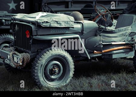 Jeep der US-Armee aus dem 2. Weltkrieg, komplett ausgestattet mit Ausrüstung Stockfoto